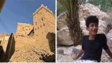 انهيار جدار منزل قديم يودي بحياة شاب ويصيب آخرين في وادي دوعن