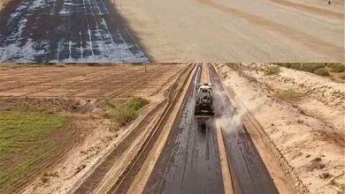 بدء أعمال رش مادة (MC) التمهيدية لمشروع طريق "جعار - باتيس"