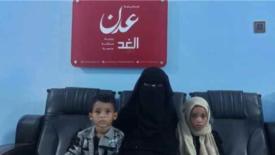 بعد عامين من الاحتجاز.. والدة في عدن تناشد بإحالة ابنها للقضاء أو الإفراج عنه