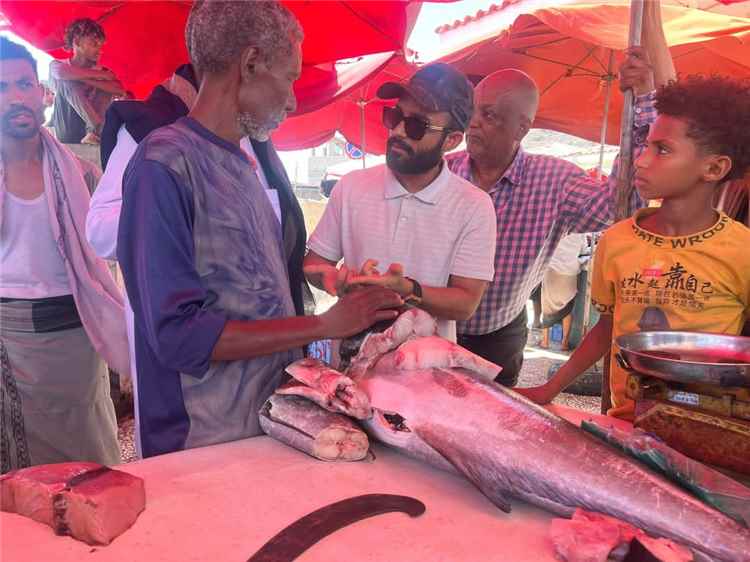 بن جرادي ينفذ نزولاً ميدانياً لمتابعة وضبط أسعار الأسماك في صيرة