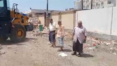 تدشين حملة نظافة مكثفة في ساحة وحوش مستشفى الصداقة بعدن
