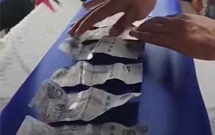 تصرف نبيل لعامل يمني في السعودية بعد العثور على 6 آلاف ريال داخل ملابس أحد الزبائن