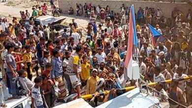 تظاهرات جماهيرية حاشدة في المسيمير رفضاً لتغيير مدير الأمن ومطالبات شعبية بالإبقاء على القائد محمد علي الحوشبي
