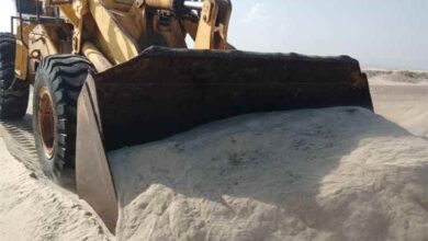 تواصل أعمال الطارئ لإزاحة الرمال بطريق الساحل - عرقه بشبوة لإنقاذ الشريان الساحلي