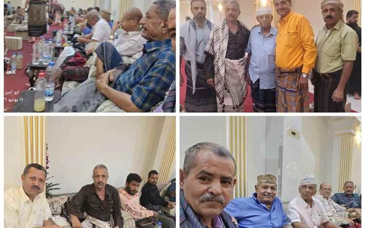 جموع غفيرة تقدّمهم مسؤولون وشخصيات عسكرية ومدنية، يقدمون واجب العزاء بوفاة المناضل اللواء محمد مقبل القطيبي