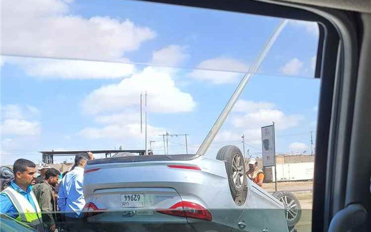 حادث مروري مروع بخط إنماء في المنصورة يسفر عن إصابة سائق وتضرر مركبته