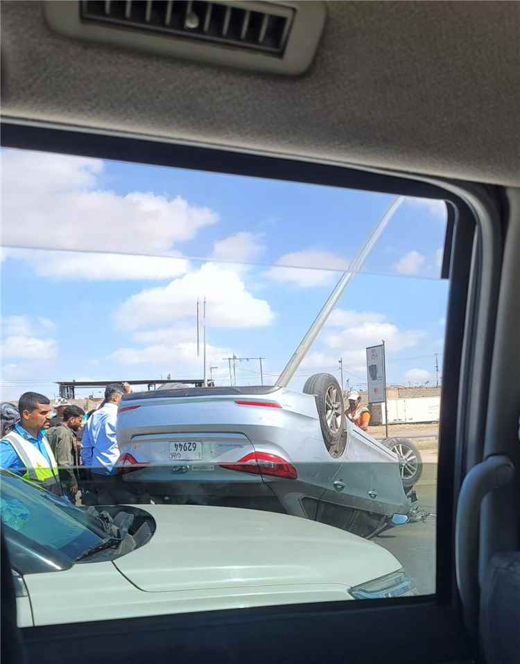 حادث مروري مروع بخط إنماء في المنصورة يسفر عن إصابة سائق وتضرر مركبته