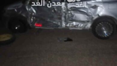 حادثان مروريان خلال خمس ساعات على الخط الدولي بأحور.. ومطالبات عاجلة بإزالة أكوام الرمال وإصلاح سيارات الإسعاف