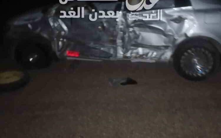 حادثان مروريان خلال خمس ساعات على الخط الدولي بأحور.. ومطالبات عاجلة بإزالة أكوام الرمال وإصلاح سيارات الإسعاف