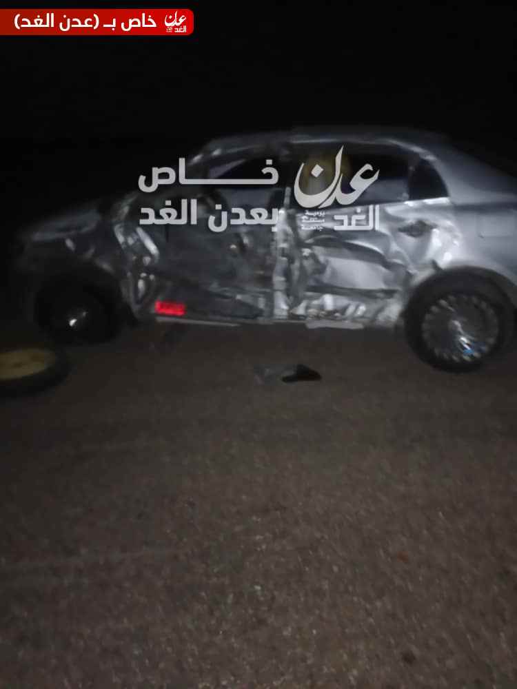حادثان مروريان خلال خمس ساعات على الخط الدولي بأحور.. ومطالبات عاجلة بإزالة أكوام الرمال وإصلاح سيارات الإسعاف