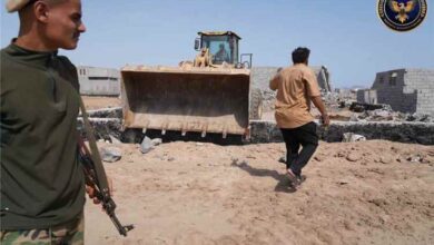 حماية الأراضي بعدن تنفذ حملة لإزالة التعديات على أراضي موظفي المنطقة الحرة بالممدارة