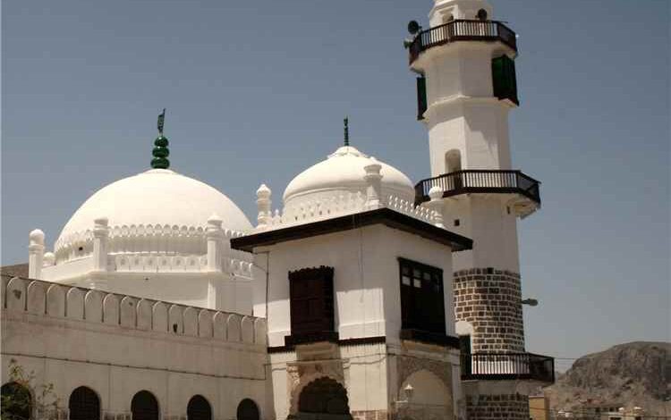 دعوات من منابر المساجد لتحييد عدن عن الخلافات السياسية والتركيز على الخدمات