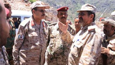 رئيس أركان المنطقة الرابعة يشيد بمعنويات المقاتلين وجاهزيتهم القتالية في جبهات تعز الغربية