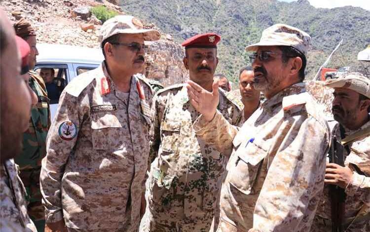 رئيس أركان المنطقة العسكرية الرابعة يتفقد ابطال الجيش في قطاعي اللواء 17 مشاة ولواء النصر بتعز