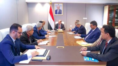 رئيس الوزراء اليمني يقر خطة لتعزيز الإيرادات ويشدد على تسريع الإصلاحات المالية ويوجه بتطوير المنظومة المالية