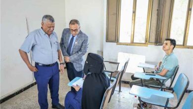 رئيس جامعة عدن يتفقد امتحانات كلية الإعلام