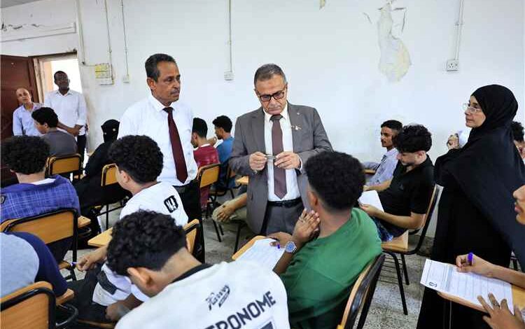 رئيس جامعة عدن يتفقد سير الامتحانات بكلية الحاسوب وتكنولوجيا المعلومات