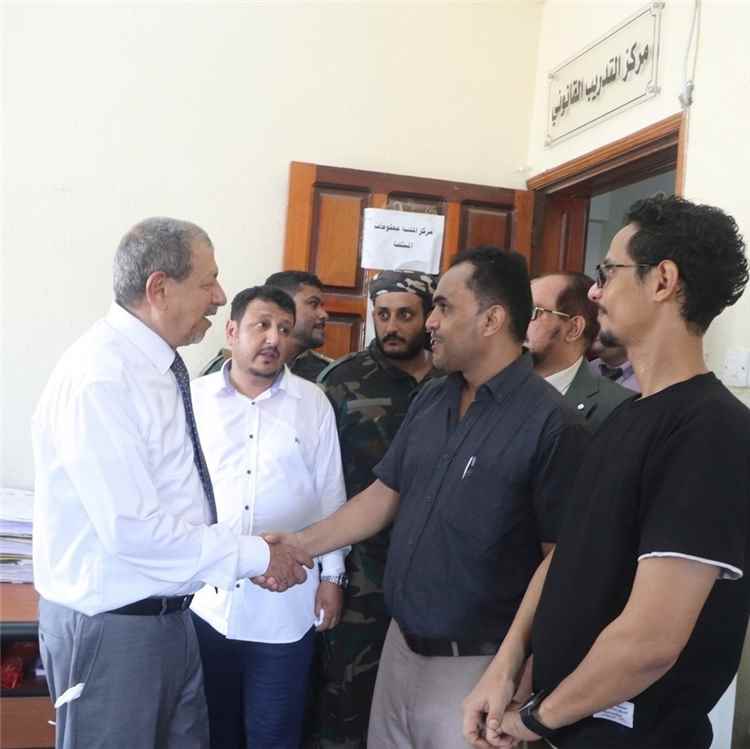 رئيس مجلس القضاء الأعلى يتفقد العمل بعدد من المحاكم والنيابات بالعاصمة عدن