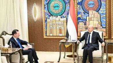 رئيس مجلس القيادة يستقبل القائم بالأعمال التركي ويحذر من اتفاقات تهدئة لا تعالج سلوك النظام الإيراني