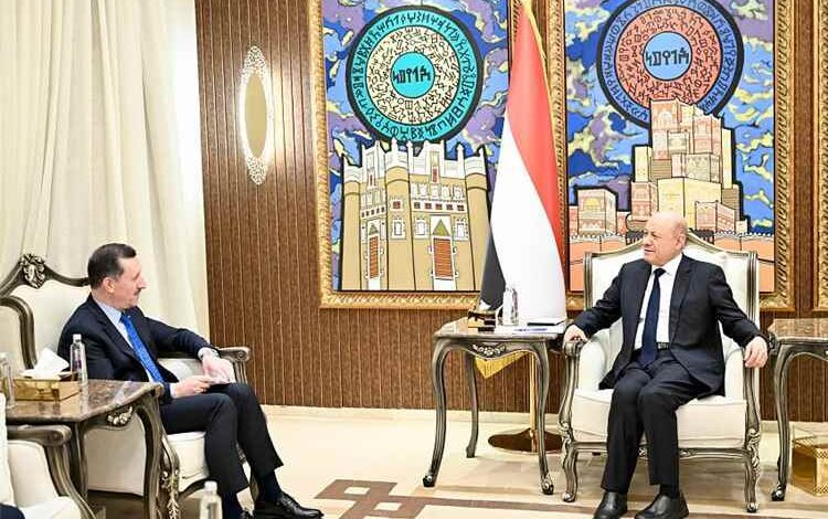 رئيس مجلس القيادة يستقبل القائم بالأعمال التركي ويحذر من اتفاقات تهدئة لا تعالج سلوك النظام الإيراني