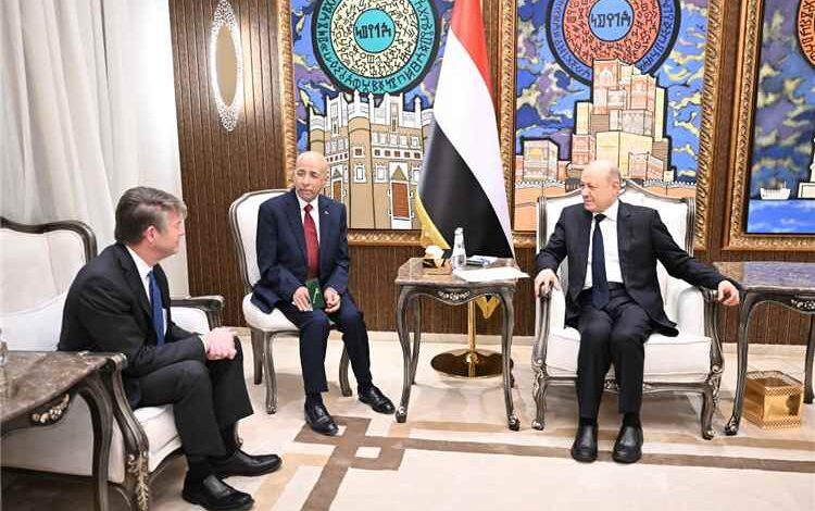 رئيس مجلس القيادة يستقبل وفداً من شركة هنت النفطية الأميركية