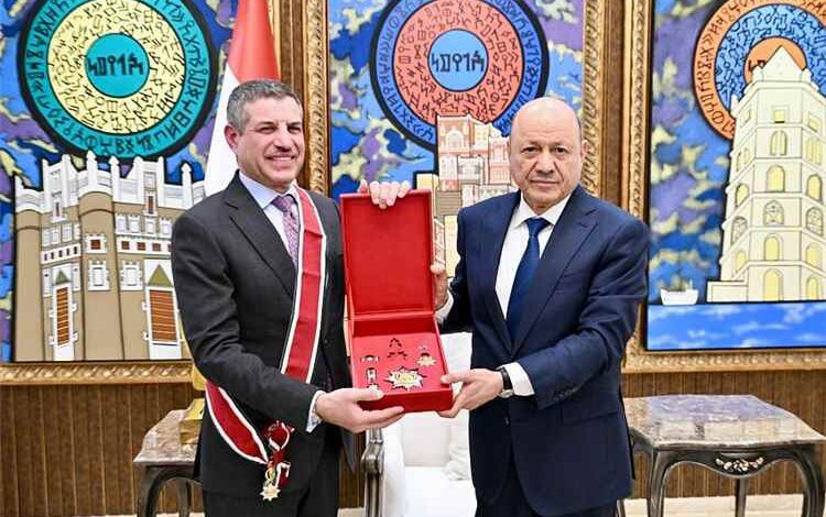 رئيس مجلس القيادة يمنح سفير الولايات المتحدة وسام الوحدة من الدرجة الثانية