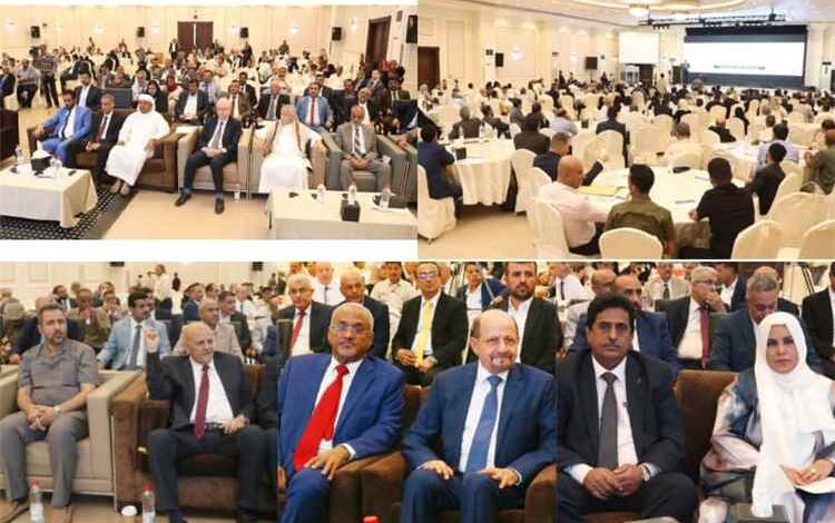 رئيس مجلس الوزراء يفتتح مؤتمر الشراكة والتكامل  في عدن .. توجه حكومي نحو اللامركزية لإعادة ضبط الصلاحيات وتحسين الخدمات .