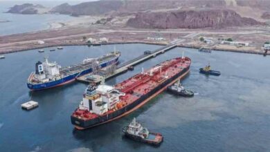 رفع الاحتجاجات أمام ميناء الزيت بالبريقة واستئناف خروج قواطر الوقود بعد تفاهمات مع المحتجين