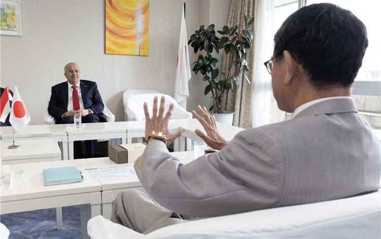 سفير بلادنا في طوكيو يبحث مع مسؤول ياباني تعزيز العلاقات الثنائية ودعم مسار السلام في اليمن