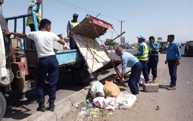 شرطة السير بمحافظة لحج تشن حملة واسعة لإزالة العشوائيات من الطرق العامة بقيادة مديرها العقيد قحطان القطيبي