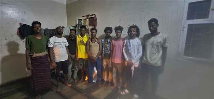 شرطة المهرة تضبط عناصر مرتبطة بتهريب مهاجرين غير شرعيين في شحن