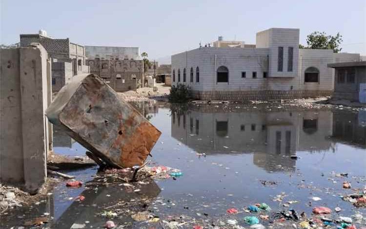 شكاوى من طفح مياه الصرف الصحي في مدينة الحصن بأبين وسط مطالبات بسرعة التدخل