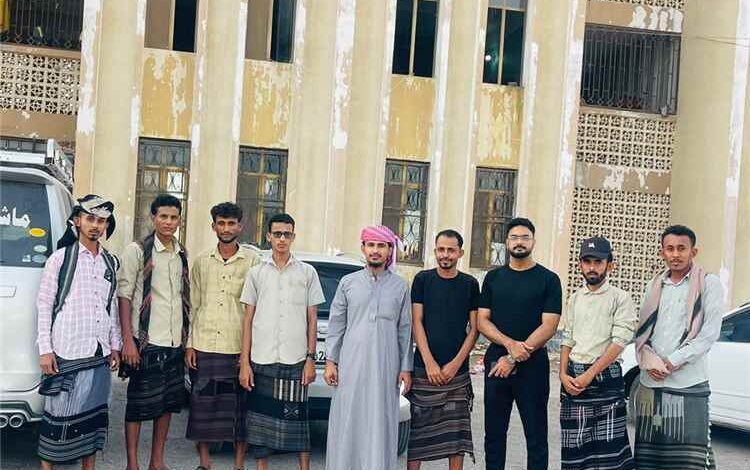 شيخ مشايخ شباب الصبيحة يزور طلاب الصبيحة في عدن ويقدم لهم سلالاً غذائية للتخفيف من معاناتهم