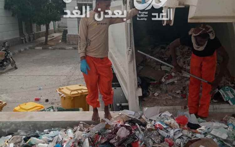 صندوق النظافة بأحور ينفذ حملة لإزالة المكدسات النفاياتية المتراكمة منذ عيد الأضحى من حرم مستشفى أحورالعام