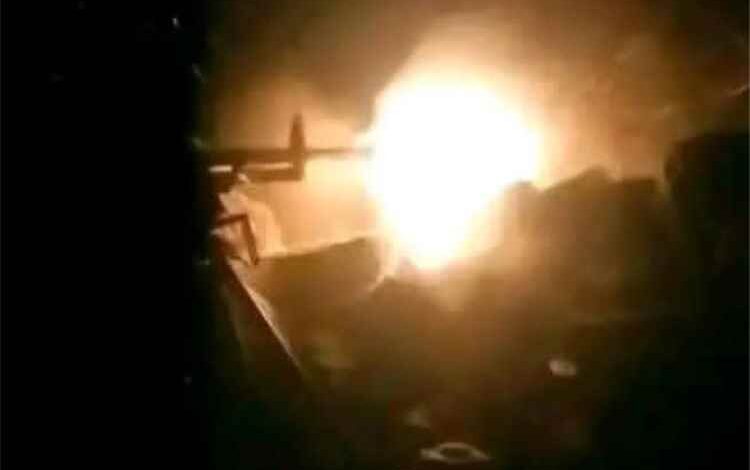 عاجل | قوات الجيش تستهدف مواقع وتجمعات حوثية في جبهة باب غلق شمال الضالع