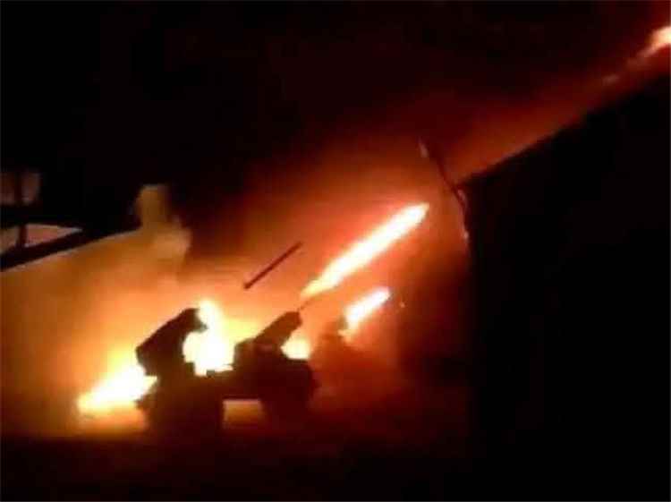 عاجل : مدفعية القوات الجنوبية تدك أوكار الحوثيين في الضالع