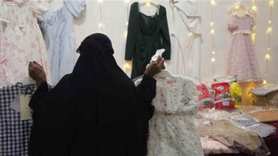 عدن.. "ذو النورين" و"بن شعيله" توزعان كسوة العيد ومواد غذائية على أسر شهداء شرطة السير