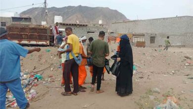 عدن.. حملة نظافة لمقبرة الخيسة في البريقة
