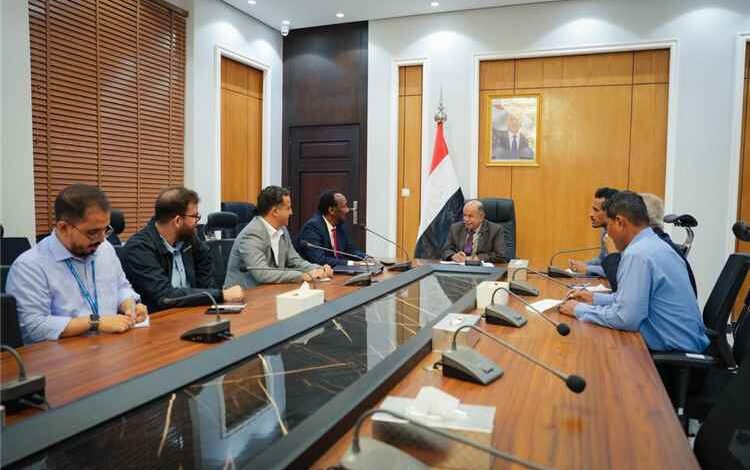 عضو مجلس القيادة الخنبشي يبحث مع برنامج الغذاء العالمي آليات توسيع التدخلات الإنسانية