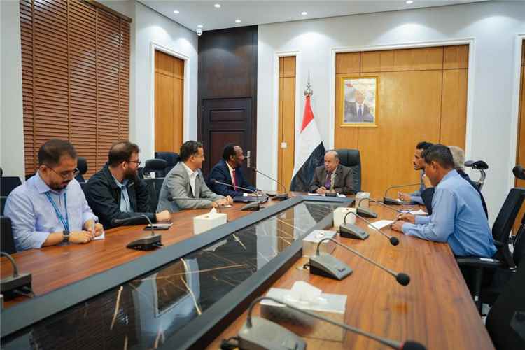عضو مجلس القيادة الخنبشي يبحث مع برنامج الغذاء العالمي آليات توسيع التدخلات الإنسانية