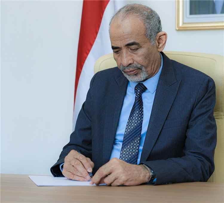 عضو مجلس القيادة الرئاسي محمود الصبيحي يعزي في وفاة رئيس جهاز الأمن القومي السابق