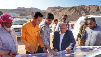 عضو مجلس القيادة سالم الخنبشي يتفقد مشاريع الكهرباء والطرق والصحة بالمكلا ويؤكد أهمية تسريع الإنجاز