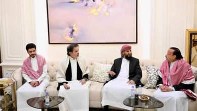 عضو مجلس القيادة عبدالرحمن المحرّمي يقدّم واجب العزاء لأسرة الرئيس السابق عبدربه منصور هادي