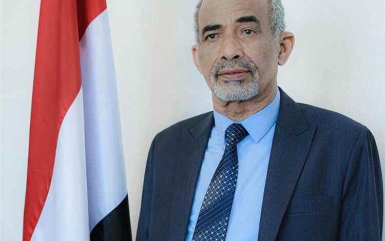 عضو مجلس القيادة محمود الصبيحي يطمئن هاتفياً على صحة جمال العاقل وجمال اليماني