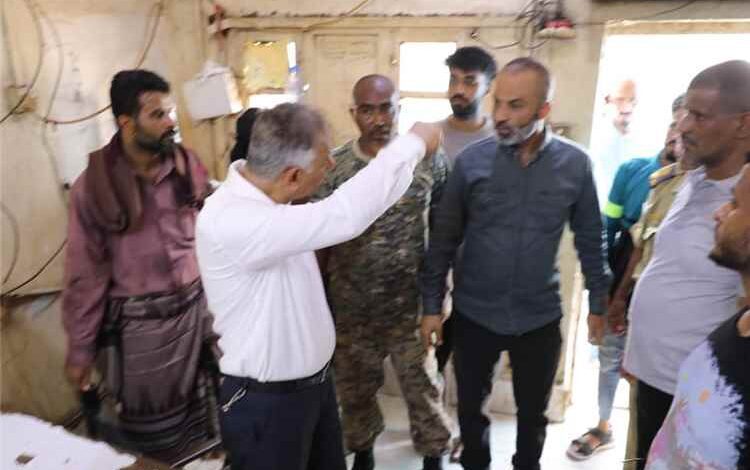 عمال كهرباء عدن.. جهود ميدانية رغم حرارة الشمس