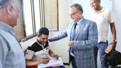 عميد كلية الإعلام يستعرض جاهزية الكلية وسير الامتحانات 
خلال زيارة رئيسجامعة عدن