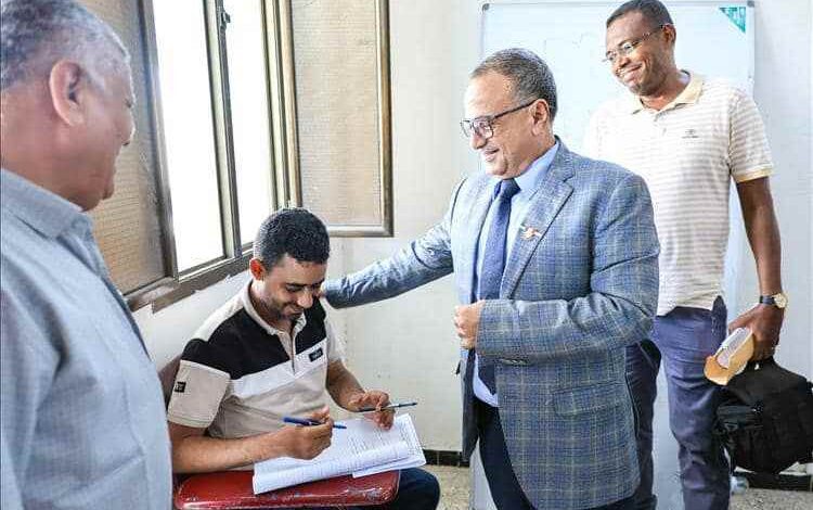 عميد كلية الإعلام يستعرض جاهزية الكلية وسير الامتحانات 
خلال زيارة رئيسجامعة عدن