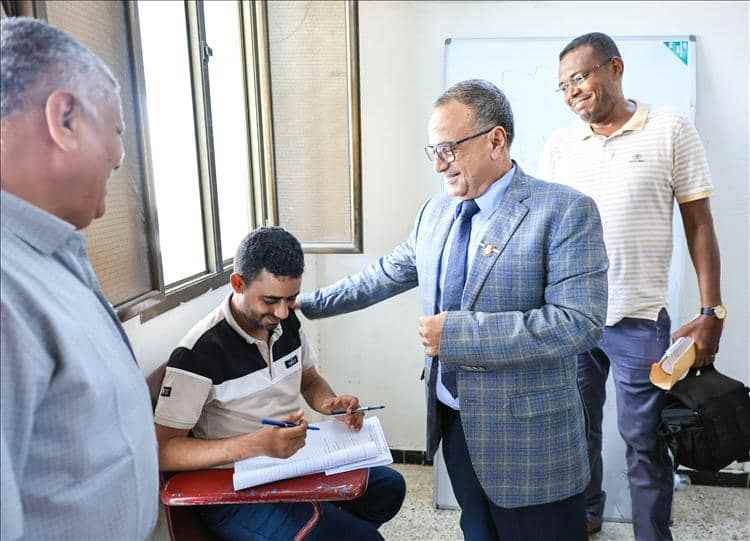عميد كلية الإعلام يستعرض جاهزية الكلية وسير الامتحانات 
خلال زيارة رئيسجامعة عدن