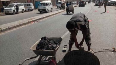 فرق الصرف الصحي بعدن تنفذ حملة واسعة لمعالجة الانسدادات ورفع المخلفات