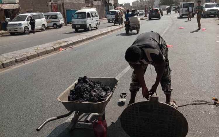 فرق الصرف الصحي بعدن تنفذ حملة واسعة لمعالجة الانسدادات ورفع المخلفات